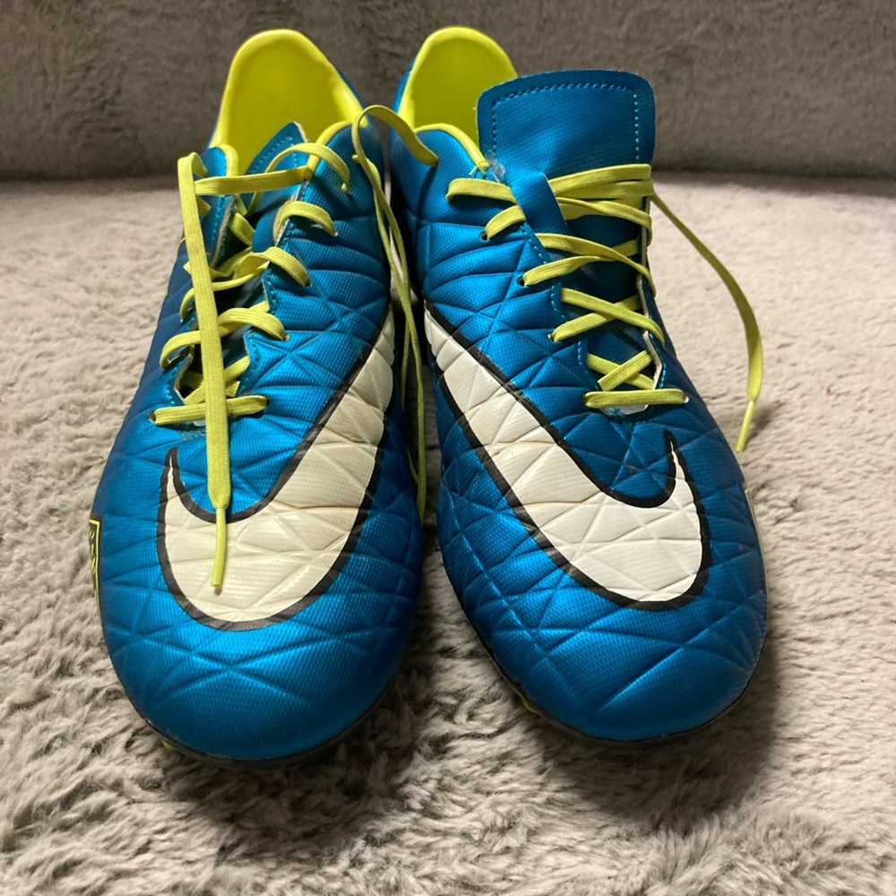 Nike boys 6.5/ female 7.5 soccer cleats
